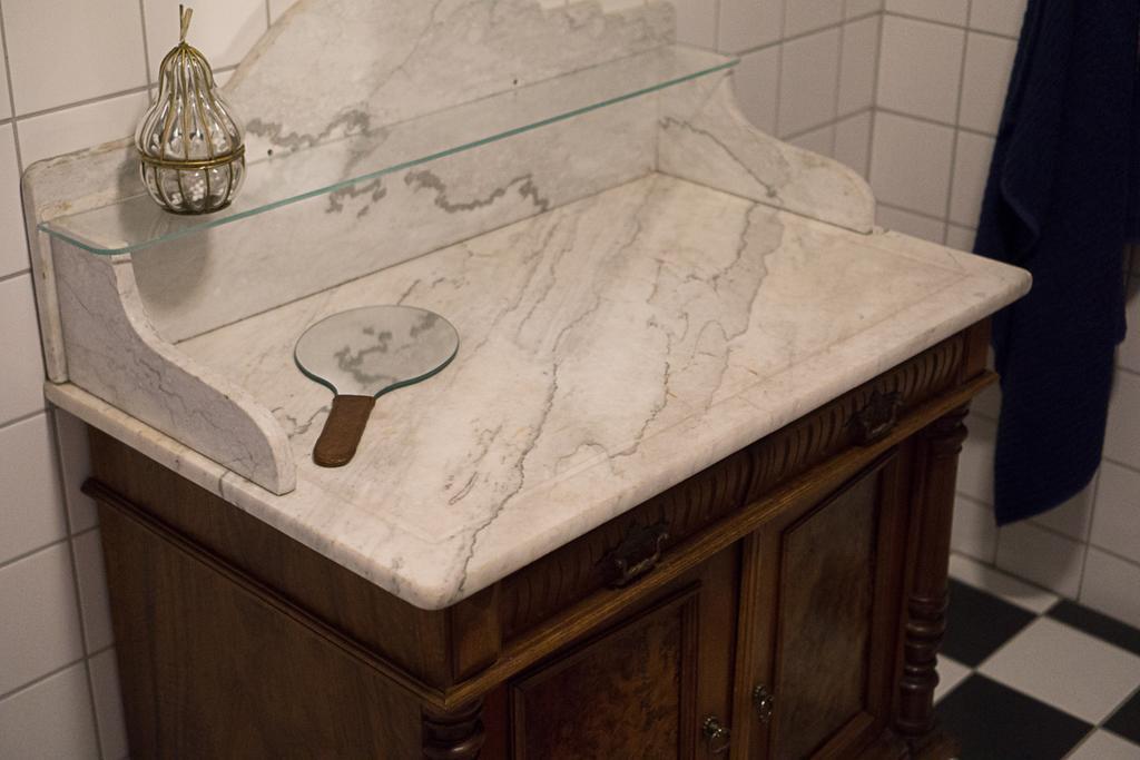 Ladugardens Pub & Sal Apartment Enhorna Екстериор снимка