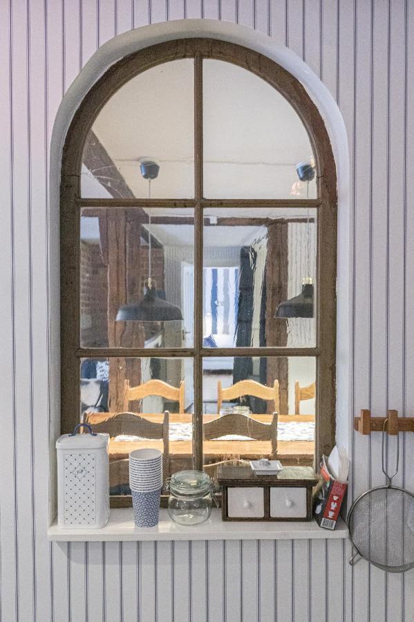 Ladugardens Pub & Sal Apartment Enhorna Екстериор снимка